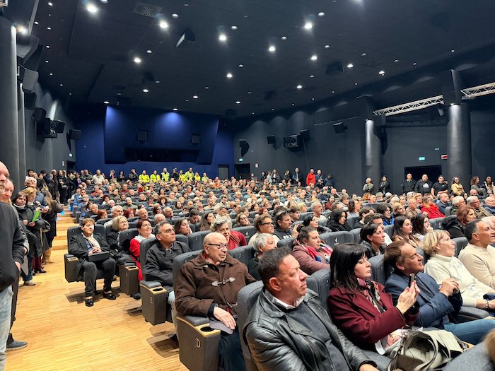 Ladispoli, aperto il cine teatro Massimo Freccia: la sala principale è stata intitolata a Gigi Proietti
