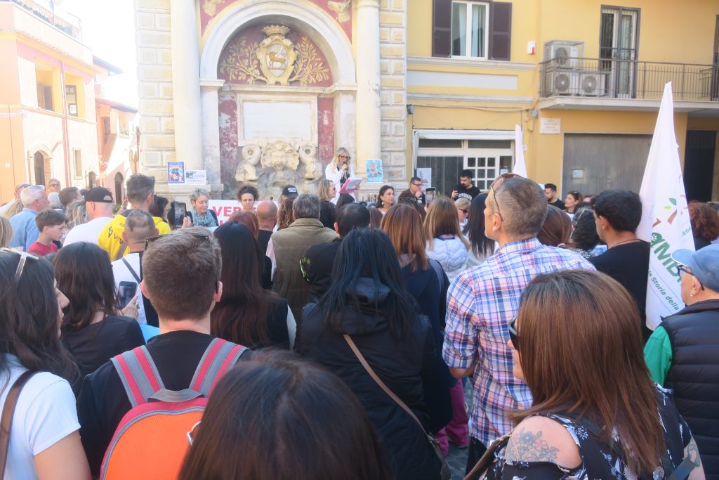 Signorina, la piazza chiede giustizia. Gubetti risponde: “Cerveteri non è questa, chi sa qualcosa parli”