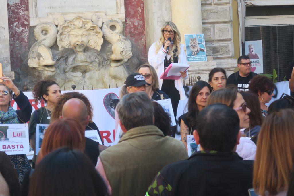 Signorina, la piazza chiede giustizia. Gubetti risponde: “Cerveteri non è questa, chi sa qualcosa parli”