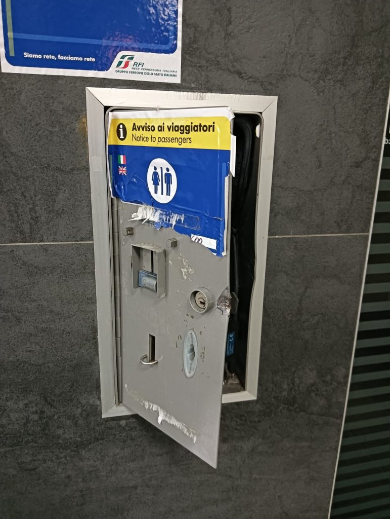 Marina di Cerveteri, furto con scasso nei bagni della stazione: rubate le monete nella cassetta