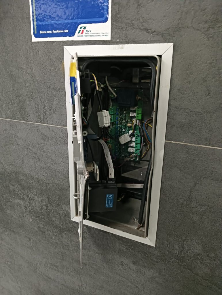 Marina di Cerveteri, furto con scasso nei bagni della stazione: rubate le monete nella cassetta