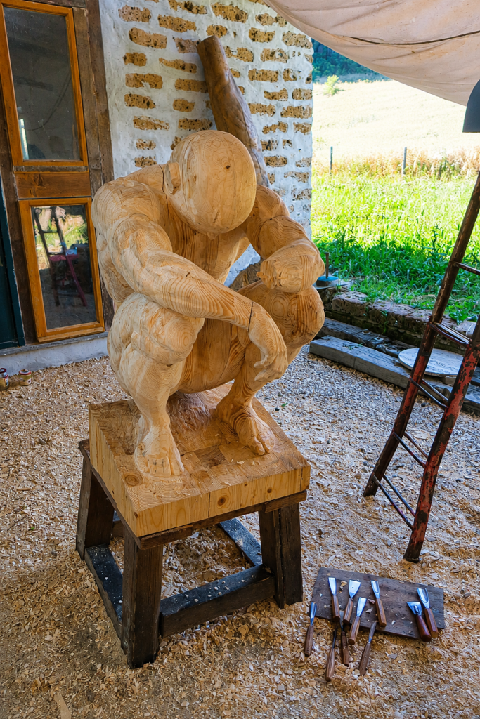 Paolo Frattari, l’intervista all’artista-filosofo di Cerveteri che scolpisce nel legno la grandezza dell’uomo