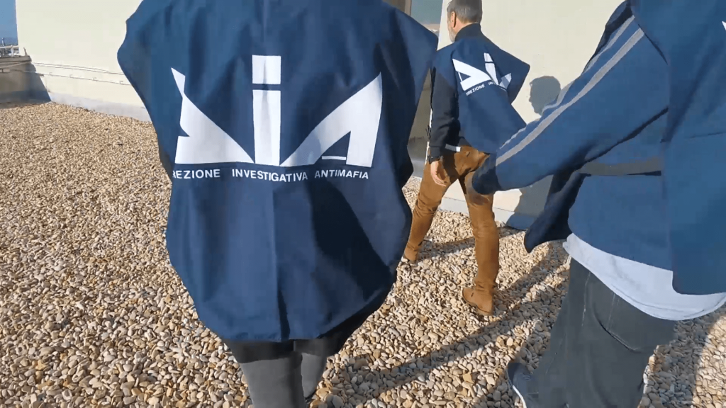 Sequestri di persona, torture e bombe sul litorale romano