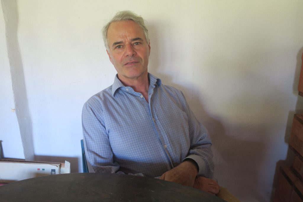 Paolo Frattari, l’intervista all’artista-filosofo di Cerveteri che scolpisce nel legno la grandezza dell’uomo