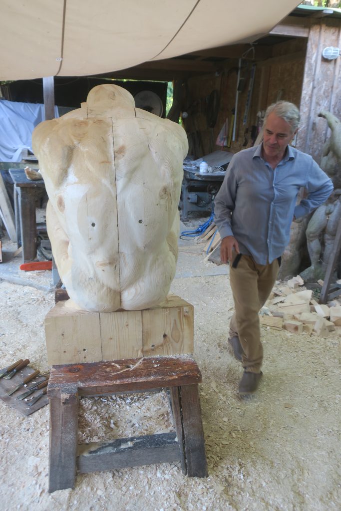 Paolo Frattari, l’intervista all’artista-filosofo di Cerveteri che scolpisce nel legno la grandezza dell’uomo