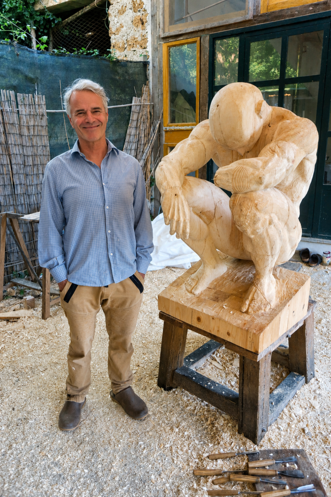 Paolo Frattari, l’intervista all’artista-filosofo di Cerveteri che scolpisce nel legno la grandezza dell’uomo