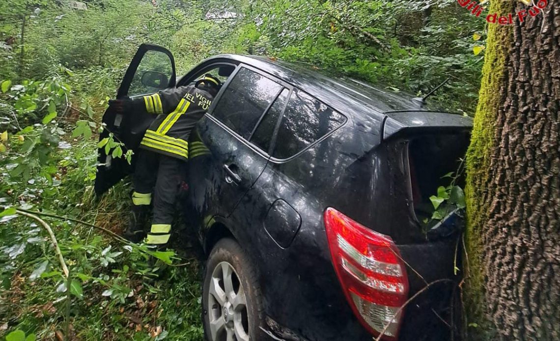 Bracciano, auto finisce fuori strada in via Parigi: Vigili del Fuoco salvano due donne