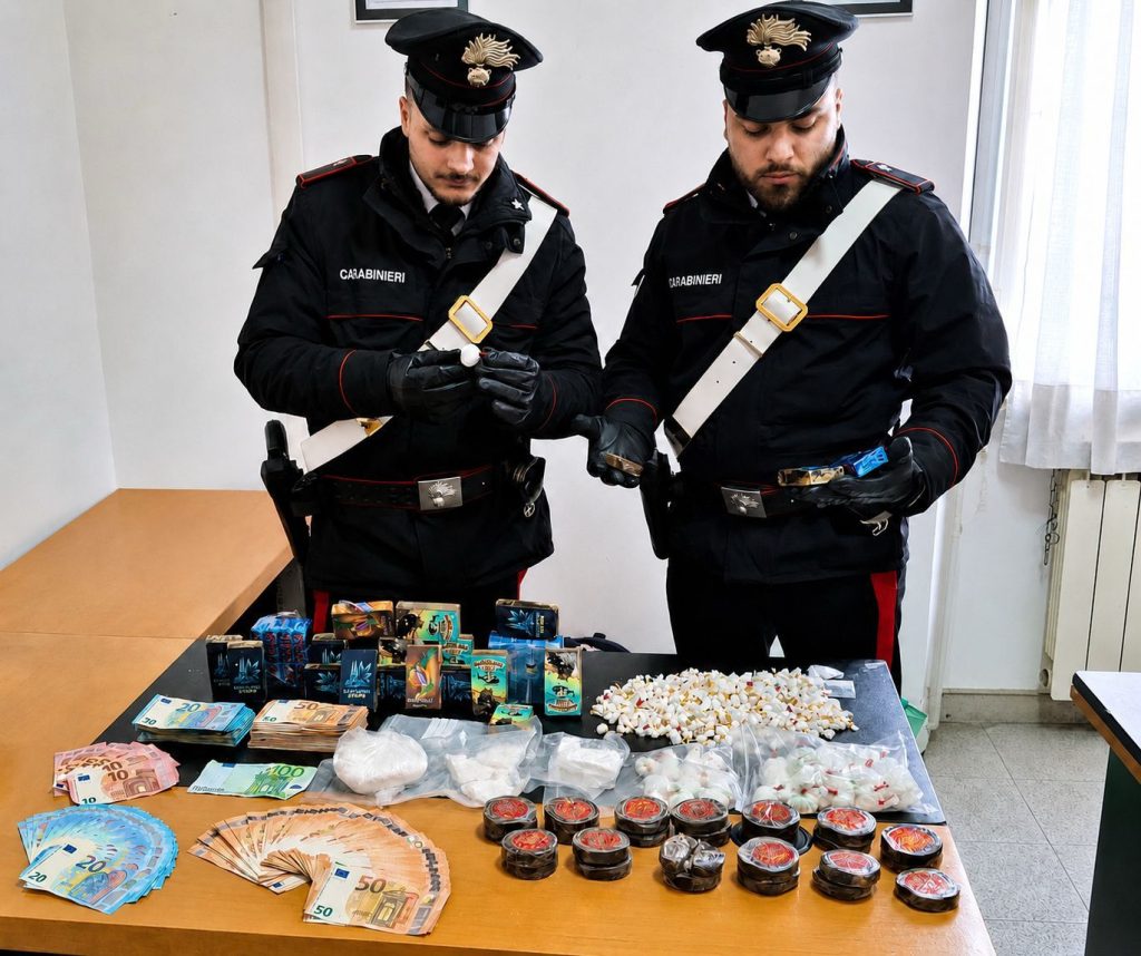 Santa Marinella, auto con doppiofondo per la droga: maxi sequestro di Hashish e Cocaina. Arrestato 39enne