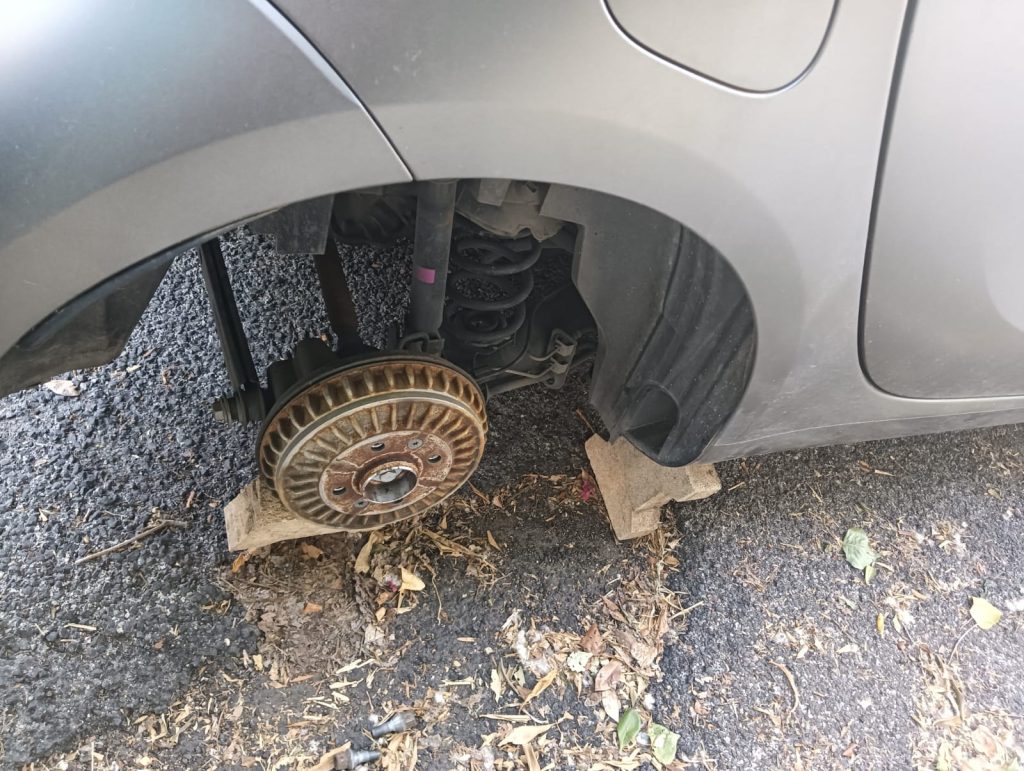 Marina di Cerveteri, trovata, vicino alla stazione, un’auto senza ruote poggiata sui classici mattoni