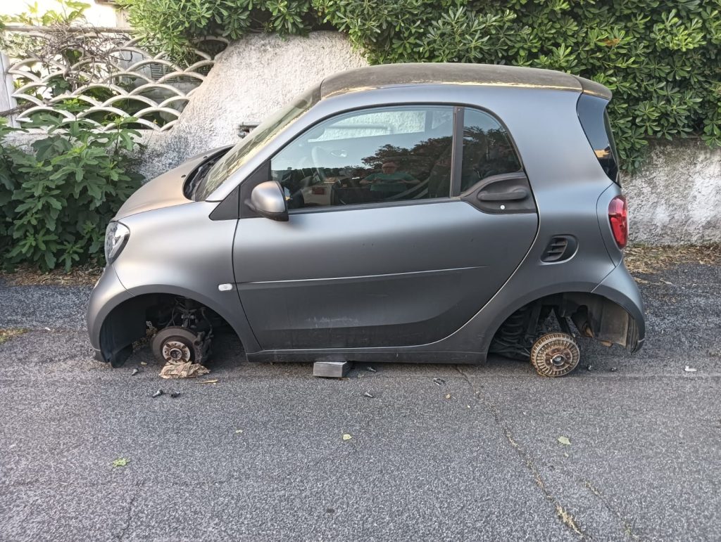 Marina di Cerveteri, trovata, vicino alla stazione, un’auto senza ruote poggiata sui classici mattoni