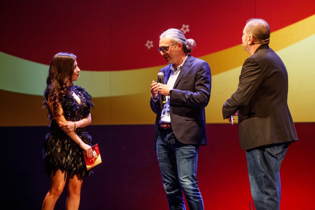 Ileana Speziale ha portato al Teatro Parioli il “Sedotta e Sclerata Show”. Arte, musica e inclusione nel segno di Raffaella Carrà