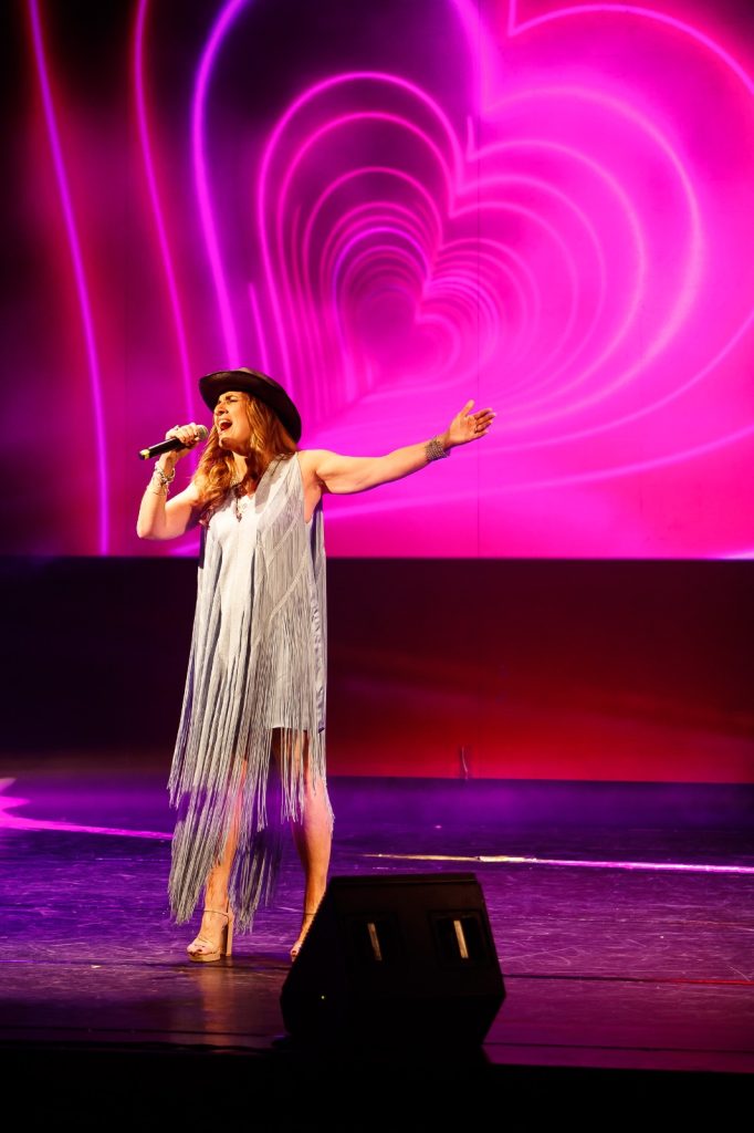 Ileana Speziale ha portato al Teatro Parioli il “Sedotta e Sclerata Show”. Arte, musica e inclusione nel segno di Raffaella Carrà