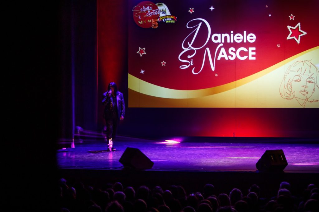 Ileana Speziale ha portato al Teatro Parioli il “Sedotta e Sclerata Show”. Arte, musica e inclusione nel segno di Raffaella Carrà