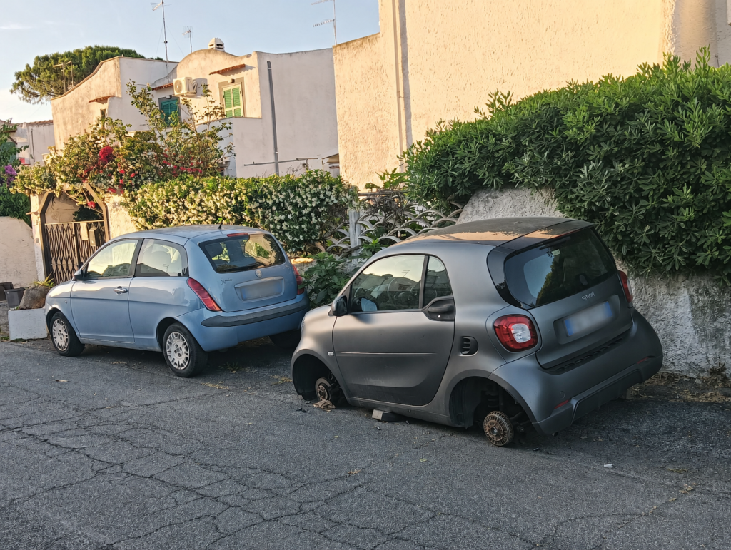 Marina di Cerveteri, trovata, vicino alla stazione, un’auto senza ruote poggiata sui classici mattoni