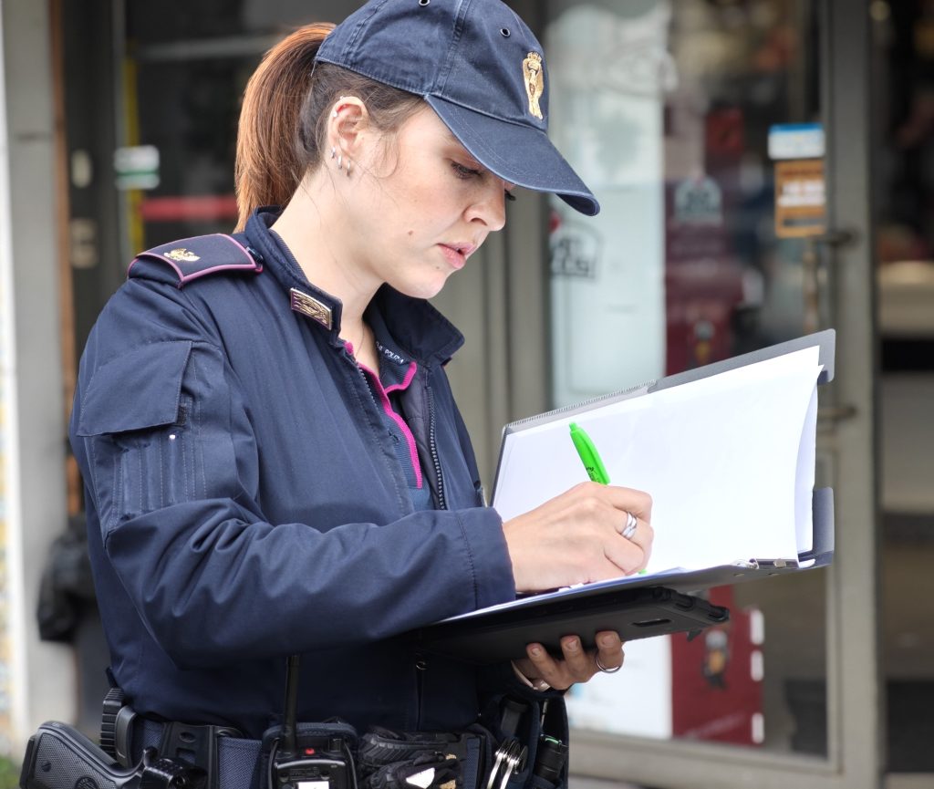 Ladispoli, massaggi e trattamenti estetici “fai-da-te”: centro estetico cinese abusivo chiuso dalla Polizia