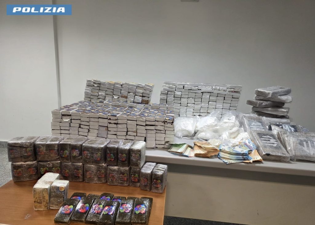 Litorale romano, scoperta una base di stoccaggio della droga. Sequestrati oltre 150 chili di stupefacenti