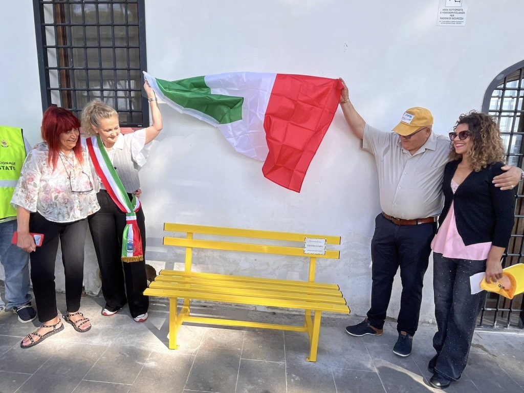 Una panchina gialla per Daniele Papa: il commosso ricordo della sindaca Gubetti e della comunità di Cerveteri