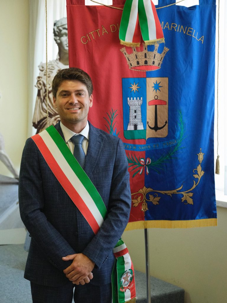 Santa Marinella, Alessio Manuelli indossa per la prima volta la fascia tricolore: “Sarò il Sindaco di tutti”