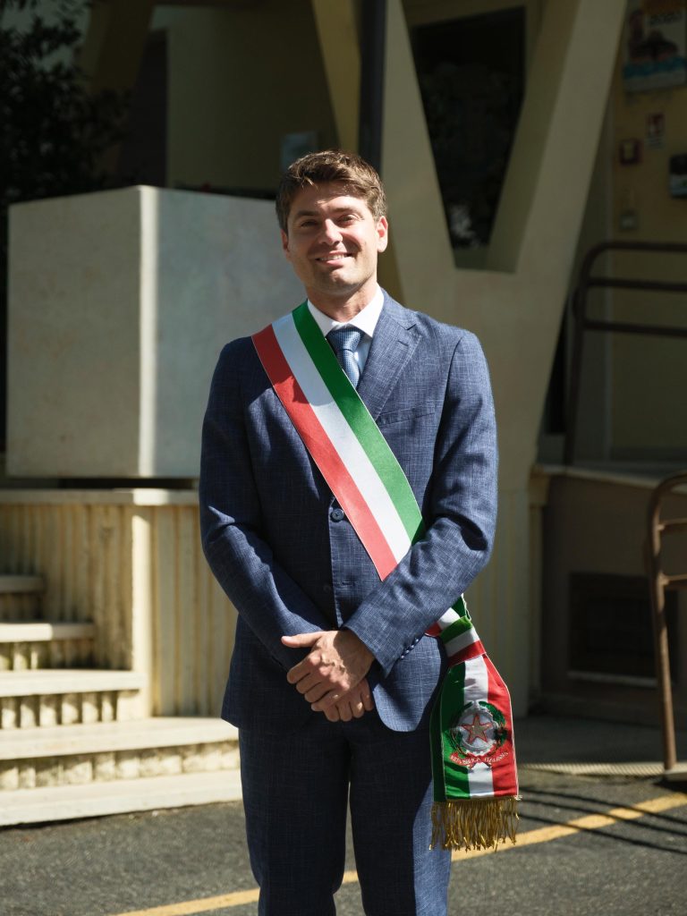 Santa Marinella, Alessio Manuelli indossa per la prima volta la fascia tricolore: “Sarò il Sindaco di tutti”