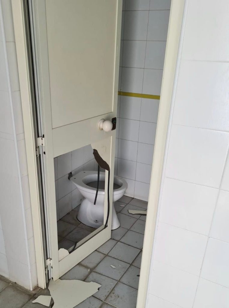 Bracciano, vandalizzati i bagni pubblici sul lungolago dopo i lavori di riqualificazione