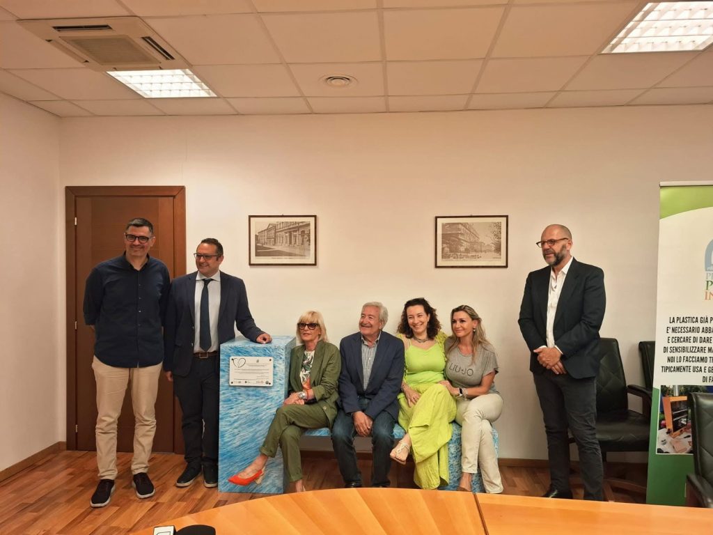 ASL Roma 4, dai tappi di plastica nasce una panchina per la Casa di Comunità di Viale Lazio