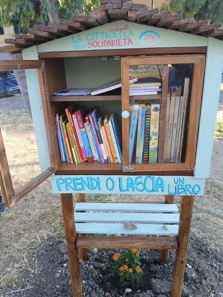 Ladispoli, nei giardini centrali arriva la Casetta dei Libri: si prende o si lascia un volume