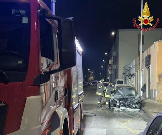 Auto in fiamme nella notte a Civitavecchia, evitato il coinvolgimento di altre vetture e negozi