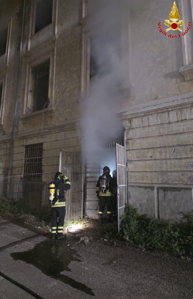 Civitavecchia, incendio nella notte alla caserma Italo Stegher: magazzino distrutto dalle fiamme, nessun ferito