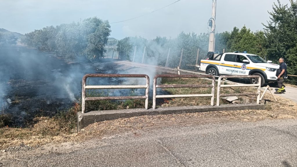Cerveteri, vasto incendio divampato, su più fronti, su Via della Piscina