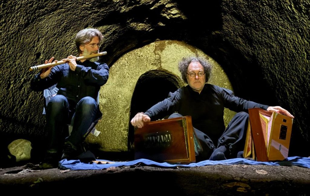 Sabato 27, su Via degli Inferi, andrà in scena la musica in cammino del “Deep Consonance Duo. Offerta armonica”