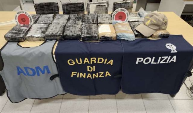 Maxi sequestro di cocaina al porto di Civitavecchia: oltre 23 chili nascosti in un doppiofondo