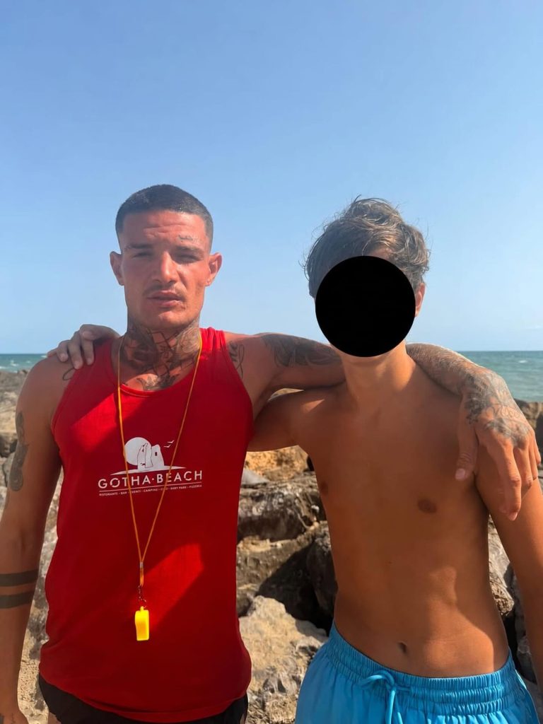Ragazzo in difficoltà tra gli scogli, salvato dal bagnino del Gotha Beach