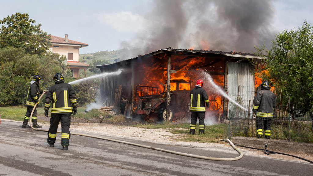 Santa Marinella, incendio in un capanno. Distrutto anche un trattore