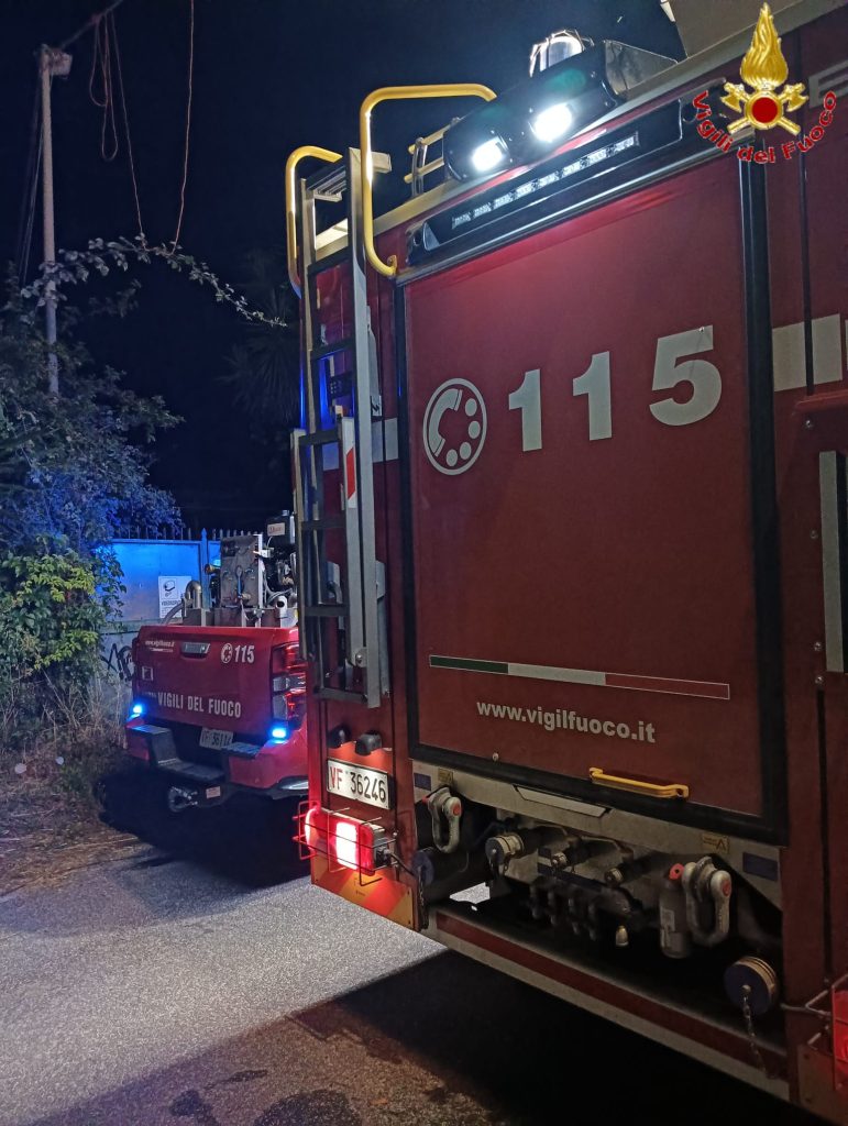 Santa Severa, auto in fiamme vicino alla stazione: evitato il coinvolgimento di una palazzina