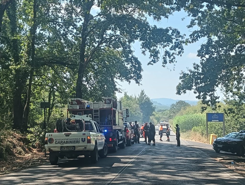 Bracciano, incendio davanti al Museo di Vigna di Valle. Le fiamme si estendono verso la collina