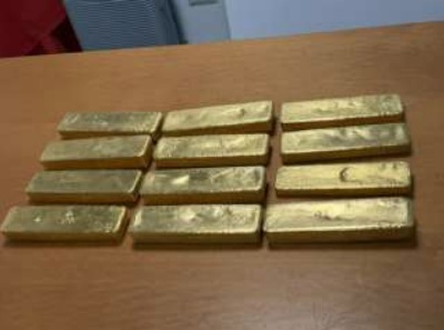 Fiumicino, in arrivo dalla Spagna con 62 chili d'oro non dichiarati: sequestrati lingotti per oltre 2,2 milioni di euro