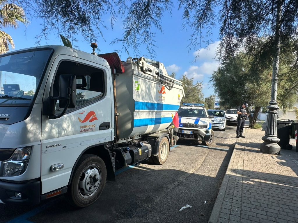 Fiumicino, controlli contro l’abbandono dei rifiuti e i parcheggiatori abusivi