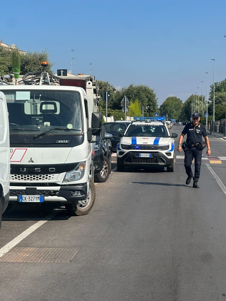 Fiumicino, controlli contro l’abbandono dei rifiuti e i parcheggiatori abusivi