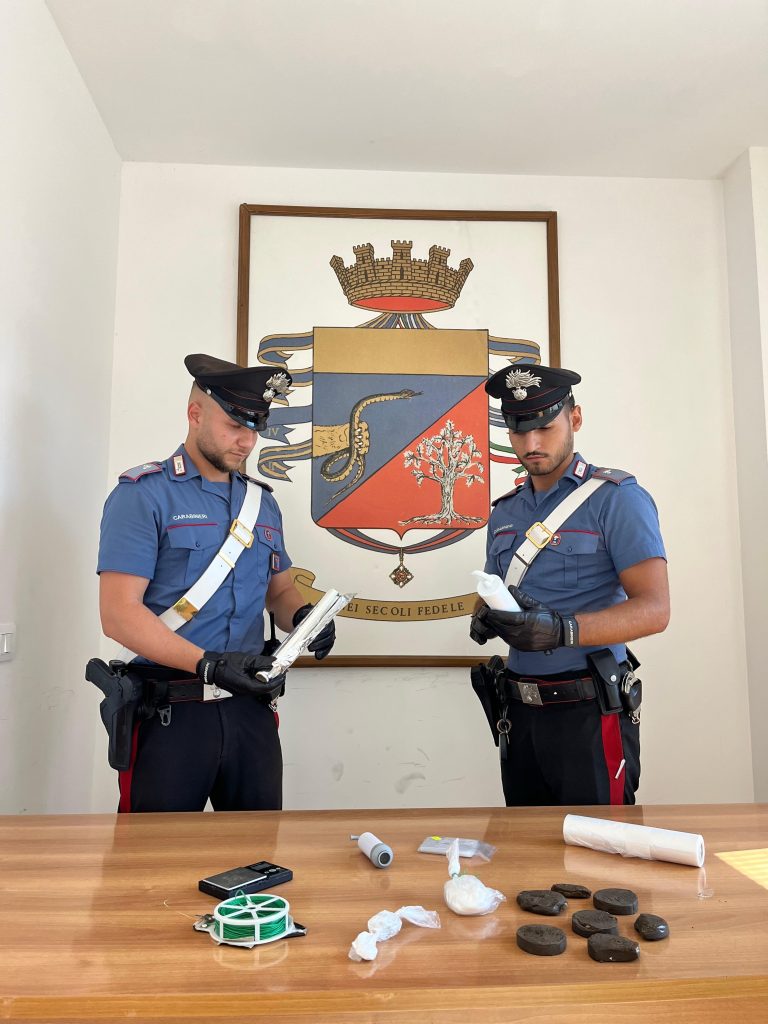 Cerveteri, 71enne ai domiciliari arrestato: in casa nascondeva cocaina e hashish