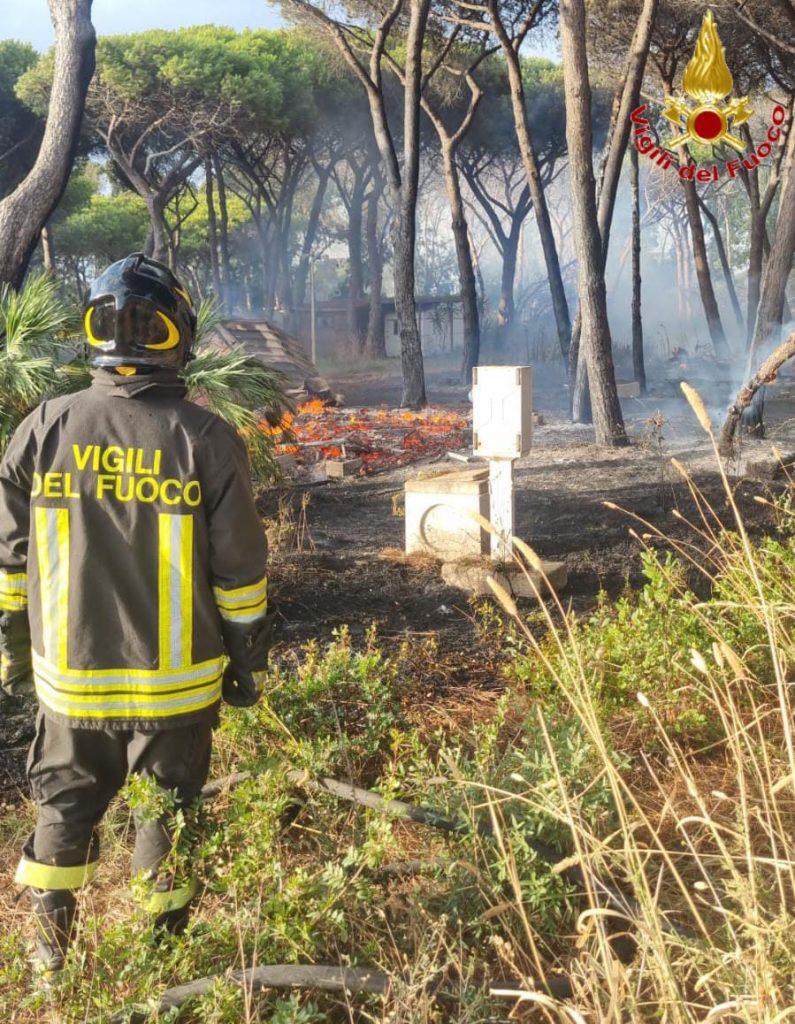 Incendio alla Frasca, fiamme nell’ex campeggio: intervento dei Vigili del fuoco
