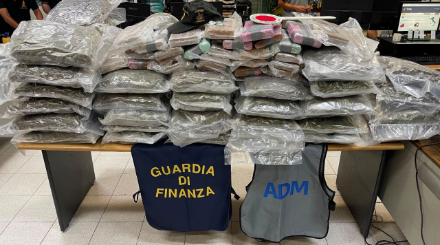 Civitavecchia, oltre 85 chili di droga nascosti nel doppiofondo di un camion: arrestato autotrasportatore