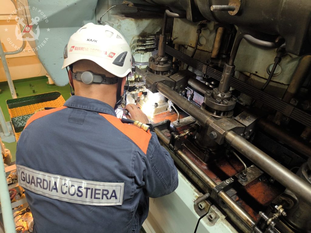 Giro di vite sui traghetti a Civitavecchia: la Guardia Costiera individua anomalie e denuncia due navi per fumi tossici