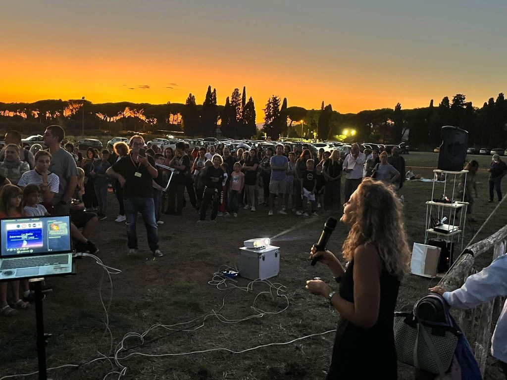 “L’emozione di osservare il cielo e la luna con l’occhio privilegiato dei telescopi e delle sofisticate attrezzature del Gruppo Astrofili di Palidoro, le visite guidate e le aperture straordinarie della Tomba dei Leoni Dipinti e della Tomba degli Scudi e delle Sedie, la domenica mattina al Tumulo Torlonia con Nuova Generazione Etrusca e il teatro, con lo spettacolo teatrale ‘Giuda - L’Oro del tradimento’. Questo fine-settimana la Necropoli Etrusca della Banditaccia è stata luogo di cultura, di spettacolo, di conoscenza, storia con due iniziative che hanno riscosso un grandissimo successo, attirando l’attenzione di centinaia di appassionati e visitatori provenienti da tutto il Litorale. Una conferma sull’attrattività del nostro sito Unesco e quanto la nostra città sappia richiamare turisti e cittadini”.

A dichiararlo è Elena Gubetti, Sindaco di Cerveteri a margine della due giorni di appuntamenti che tra sabato 19 e domenica 20 settembre hanno registrato quasi 1000 presenze.

In occasione della Notte Internazionale della Luna la Necropoli Etrusca della Banditaccia è divenuta luogo di osservazione speciale: un’iniziativa curata dal Gruppo Astrofili di Palidoro insieme al Gruppo Archeologico GaCelata. Ieri invece, al mattino le visite e l’apertura straordinaria al Tumulo Torlonia con Nuova Generazione Etrusca e nel pomeriggio in scena lo spettacolo teatrale ‘Giuda’, un atto unico profondo, che ha raccontato le figure di Giuda, Pilato e Maddalena: uno spettacolo che ha lasciato ampi momenti di riflessione anche forti tra il pubblico, invitandolo ad una riflessione d’insieme sulla società odierna e su quei valori di pace, giustizia sociale e aiuto del prossimo troppo spesso ignorati in tante parti del mondo.

“Giornate come queste e immagini come quelle scattate questi due pomeriggi testimoniano quanto la nostra Necropoli sia il palcoscenico ideale per svolgere eventi capaci di richiamare un pubblico davvero numeroso - ha aggiunto il Sindaco di Cerveteri Elena Gubetti - colgo l’occasione per ringraziare in primis il Pact - Parco Archeologico Cerveteri e Tarquinia e il Direttore Vincenzo Bellelli, che ha immediatamente accolto l’organizzazione di questi due appuntamenti, gli Astrofili di Palidoro e il Gacelata, protagonisti nella giornata di sabato, Nuova Generazione Etrusca per il tour al Tumulo Torlonia e il regista Alessandro Sena e tutto il suo cast di attori, che sono andati in scena con ‘Giuda - L’oro del tradimento’, uno spettacolo che ho fortemente voluto facesse tappa anche nella nostra città e che ha gremito tutti i posti a disposizione, congedandosi dal pubblico accompagnato da un lunghissimo applauso”