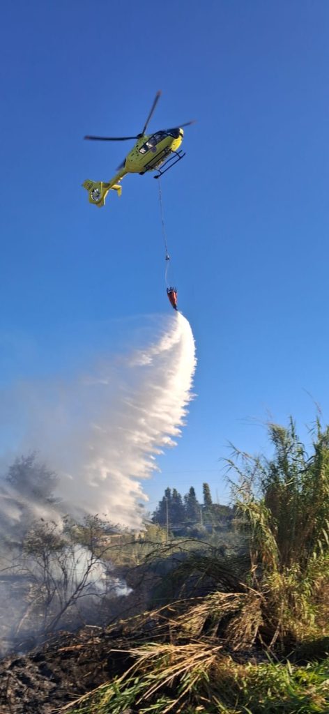 Incendio in via Doganale: maxi dispiegamento di forze per domare le fiamme tra sterpaglie e canneto