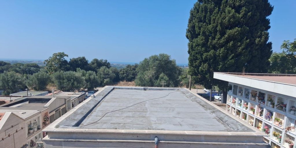 Si sono conclusi i lavori di manutenzione del Cimitero vecchio di Via Francesco Rosati a Cerveteri e della Frazione di Ceri. Un progetto che ha riguardato l’impermeabilizzazione delle coperture di alcuni blocchi di loculi, il rifacimento degli intonaci deteriorati con successiva tinteggiatura e il ripristino delle pluviali e delle pensiline. Interventi che hanno avuto un costo di fondi comunali di circa 200mila euro.

“Lavori fondamentali per i nostri due cimiteri comunali, un impegno che avevamo preso con i cittadini e che abbiamo mantenuto stanziando le dovute risorse a bilancio – ha dichiarato Matteo Luchetti, Assessore alle Opere Pubbliche del Comune di Cerveteri – il lavoro non si ferma chiaramente equi: l’obiettivo è intervenire gradualmente su tutte le strutture, garantendo manutenzione e decoro in maniera continuativa”.

“Ci tengo con l’occasione a ringraziare i nostri uffici per aver dato seguito ad una precisa indicazione da parte dell’Amministrazione comunale – ha aggiunto l’Assessore Matteo Luchetti – ed in particolar modo il Dirigente Architetto Fabrizio Bettoni, l’Ingegner Alessio Piantadosi e più in generale tutto l’Ufficio Lavori Pubblici che quotidianamente mi affianca”.