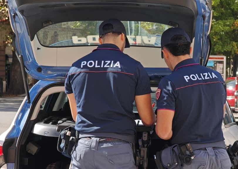 Ostia, droga nella busta appesa alla bici e sotto i vestiti. Due arresti