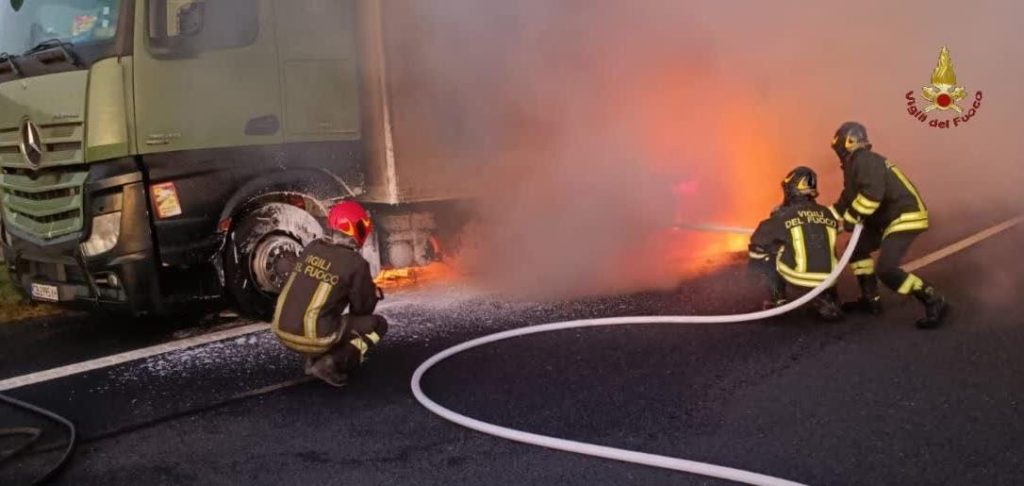 A12, camion avvolto dalle fiamme: autostrada chiusa, nessun ferito