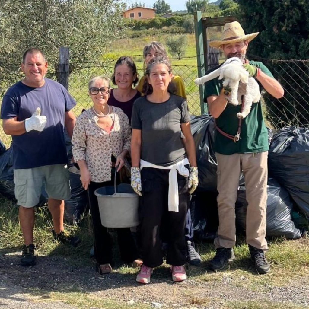 Cerveteri, sette residenti raccolgono 18 sacchi di rifiuti abbandonati