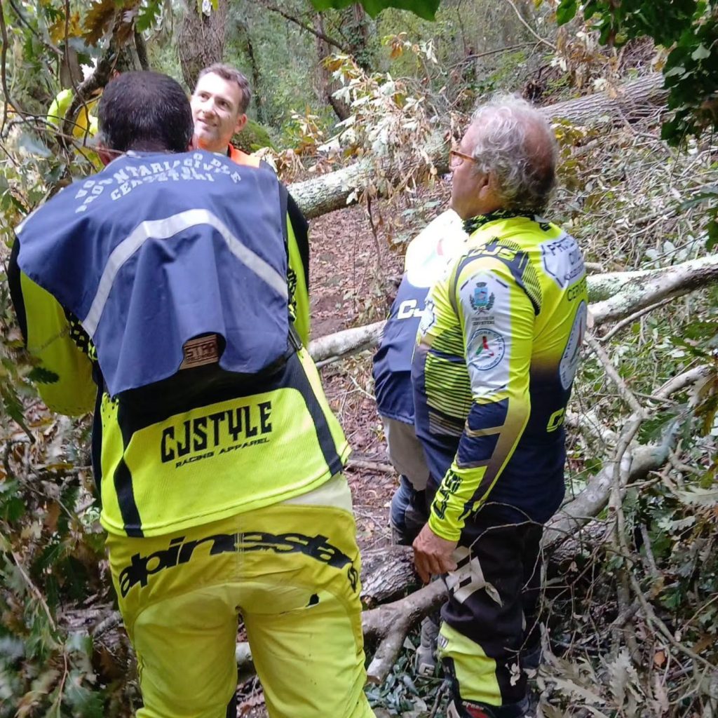 Cerveteri, riaperto l’Anello delle Cascatelle. I volontari liberano il sentiero dagli alberi caduti
