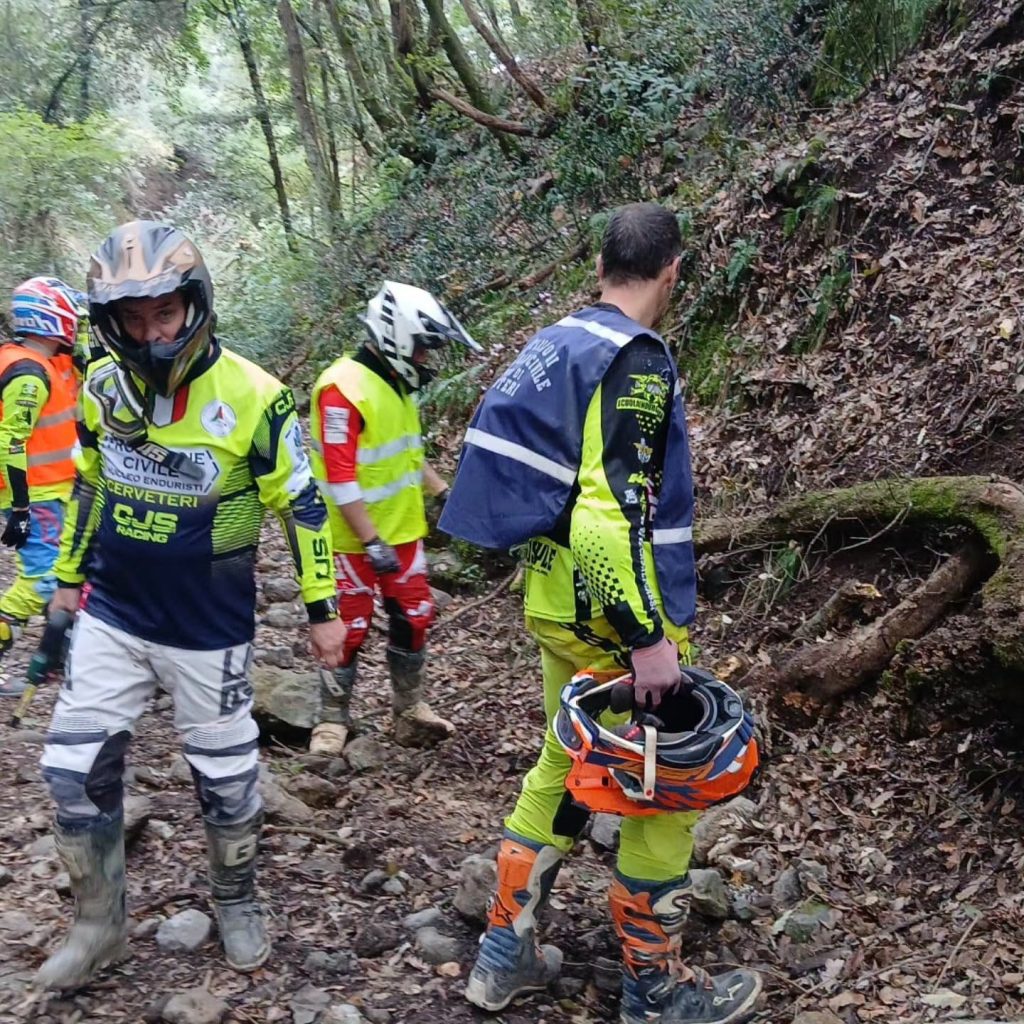 Cerveteri, riaperto l’Anello delle Cascatelle. I volontari liberano il sentiero dagli alberi caduti